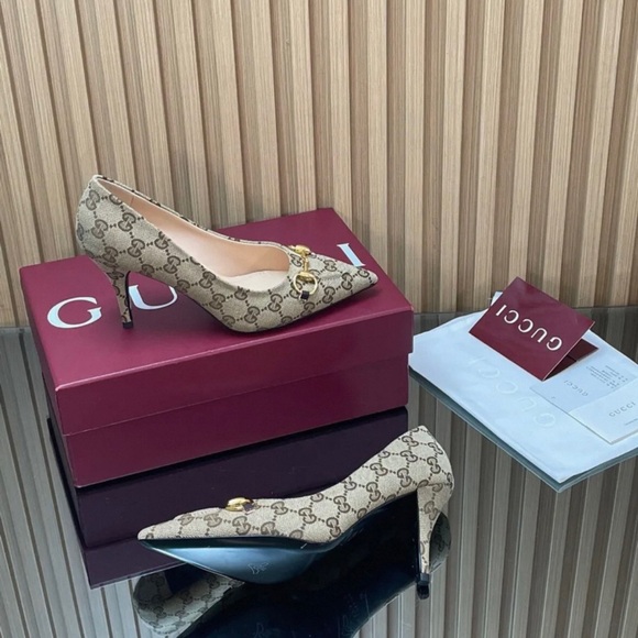 Gucci Beige Patterned Heels with Gold Details - Picture 7 of 9
